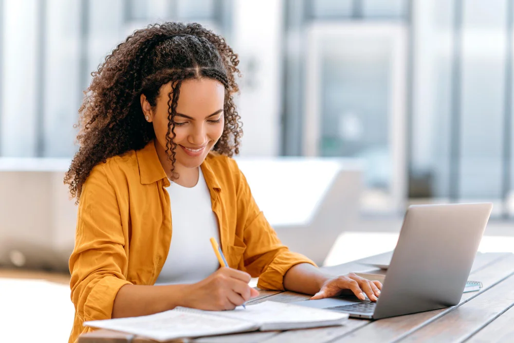 Foto aulas de Redação.webp